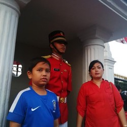 Bak Penjaga Ratu Inggris, Paspampres Pendiam Ini Diserbu Warga Untuk Foto