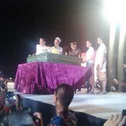 Jokowi Serahkan Potongan Tumpeng Pertama ke Sopir Taksi Perempuan