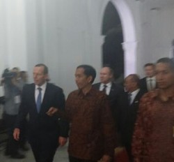Jokowi Bertemu PM Abbott Memakai Baju Batik