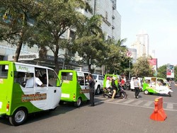 Bundaran HI Ramai Massa, 5 Bajaj Listrik Siap Ikut Kawal Jokowi ke Istana