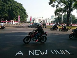 Tulisan A New Hope Terpampang di Depan Istana