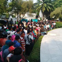 Masyarakat Bebas Masuk Istana, Pakai Kaos dan Foto Selfie
