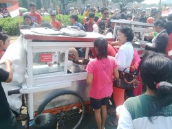 Puluhan Pedagang Bakso Gratis Pasrah Saat Ratusan Warga Tak Terkendali di Monas