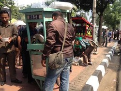 Dari Pegawai Kemenko Polhukam Sampai Anak SMA Serbu Bakso Gratis