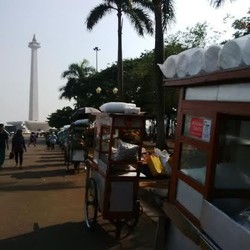 Ratusan Gerobak Makanan Gratis Siap di Monas, Namun Belum Layani Warga
