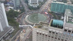 Penampakan Bendera Raksasa yang Dibawa Masyarakat di HI dari Lantai 35