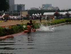 Ada Syukuran Rakyat Jokowi-JK, Bocah-bocah ini Cuek Saja Mandi di Kolam Monas