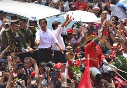 Ekspresif! Ini Momen Jokowi-JK Saat Diarak di Atas Andong