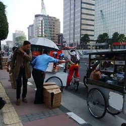 Warga Mulai Nikmati Makanan Gratis Syukuran Rakyat Jokowi-JK di Thamrin