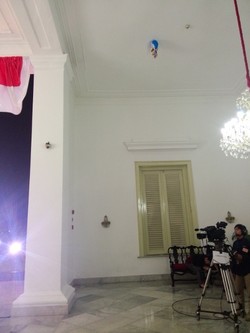 Ketika Balon Doraemon Milik Warga Tertinggal di Istana