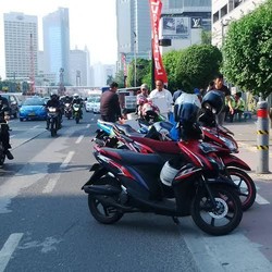 Banyak Motor Pengunjung Jajanan Rakyat Parkir Seenaknya di Pinggir Jalan Thamrin