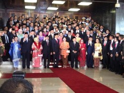 Jepret! Presiden Jokowi Foto Bareng SBY dan Anggota MPR