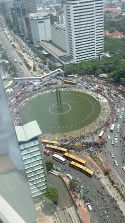 Penampakan Bundaran HI yang Mulai Padat dari Ketinggian Menara BCA Lantai 26