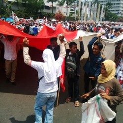 Bendera Merah Putih Ukuran Jumbo Berkibar di HI Sambut Jokowi-JK
