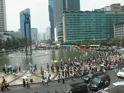 Bundaran HI Mulai Ramai, Arus Lalu Lintas dari Sudirman ke Monas Sudah Tersendat