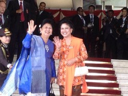 Pose Bahagia 2 First Lady di Pelantikan Jokowi