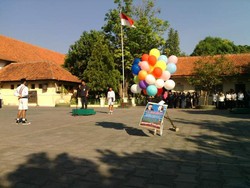 Rayakan Pelantikan Jokowi, Teman SMP dan SMA Gelar Upacara dan Tumpengan