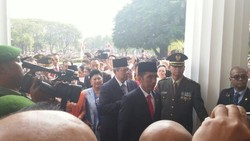 Awalnya Serius, Jokowi Tertawa saat Inspeksi Pasukan