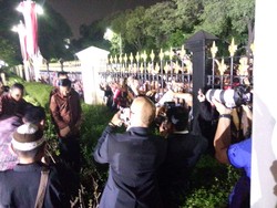 Ditunggu hingga Malam, Jokowi Temui Ratusan Warga di Pagar Istana