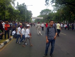 Lalin Ditutup, Massa Mulai Meluber ke Jalanan Depan Istana