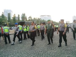 Barikade TNI dan Polisi Sambut Jokowi di Monas