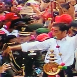 Lepas Jas dan Dasi, Presiden Jokowi Naik Andong Salami Warga