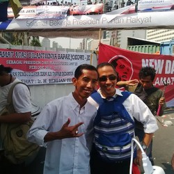 Tak Dapat yang Asli, Jokowi KW Pun Jadi Rebutan Foto di Bundaran HI