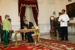 Berkemeja Putih Tanpa Jas, Jokowi Terima PM Lee di Istana Merdeka