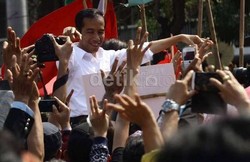Acungkan Tiga Jari, Jokowi Berlari ke Setiap Sudut Panggung di Monas