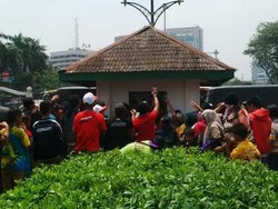Serunya! Warga Berebutan Kaos Gratis Jokowi-JK di Monas