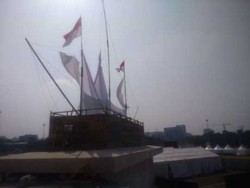Replika Kapal Pinisi Bersandar di Samping Panggung Syukuran Rakyat