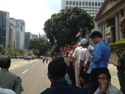 Orang Kantoran di Sudirman Juga Menanti Iring-iringan Jokowi di Pinggir Jalan