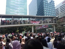 Sambut Jokowi, Pekerja di Perkantoran Thamrin-Sudirman Tumpah Ruah di Jalan