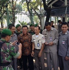 Djoko Suyanto Berdiri di Pinggir Jalan Medan Merdeka Beri Salam ke SBY