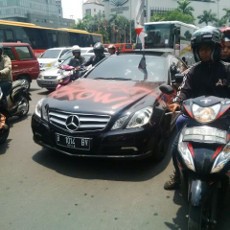 Mercy Mewah Bercat Jokowi Presiden Ini Melintas di Keriuhan Bundaran HI