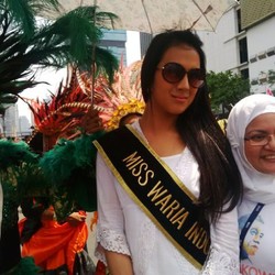 Cantiknya Miss Waria, Nongkrong di HI Jadi Rebutan untuk Berfoto Ria