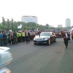 Naik Mercy RI 1 dari Istana, Jokowi Belah Lautan Manusia Menuju Monas