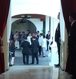 Gaya Asyik Jokowi Menanti PM Singapura: Berkemeja Putih dan Nyender ke Pilar