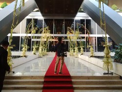 Belasan Penjor Janur Kuning Sambut Jokowi-JK di Lobi MPR