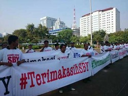 Ratusan Petani Jatim Bentangkan Spanduk Terima Kasih SBY di Depan Istana