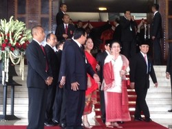 Masuki Arena Pelantikan Jokowi, Mega Sumringah Lambaikan Tangan