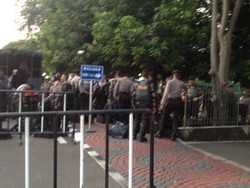 Jelang Pelantikan Jokowi-JK, 100 Polisi Atur Lalin di Depan Gedung DPR