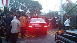 Sebelum Temui Warga, Jokowi Salat Magrib di Terowongan Monas