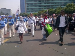 Revolusi Mental Ala Pegiat Lingkungan, Punguti Sampai di Bundaran HI