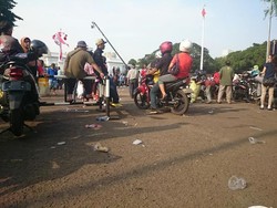 Sampah Berserakan di Seberang Istana, Masyarakat Masih Menyemut