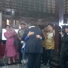 Momen Haru Saat SBY dan Ibu Ani Berpelukan Sambil Menangis di Cikeas