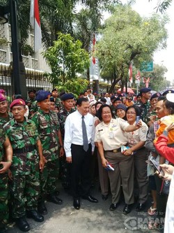 Tunggu Jokowi, Gubernur BI Agus Marto Ikut Berkerumun di Pinggir Jalan