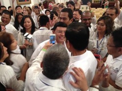 Ketika Relawan Berebut Berselfie Ria dengan Jokowi di Istana