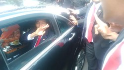 Jokowi Buka Pintu Mobil, Layanan Salami Warga yang Membanjiri Jl Sudirman