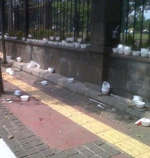 Jorok! Sampah Bekas Makan Gratis Berserakan di Depan BI